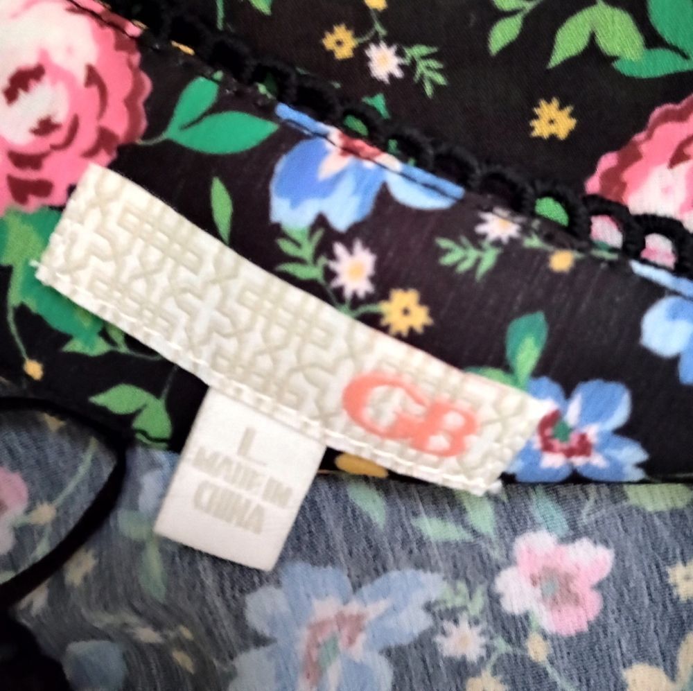 NWT GB Floral Cropped V Neck Blouse with Covered Buttons - Picture 5 of 9